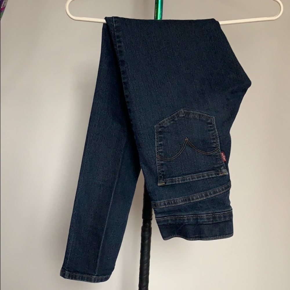 Levi’s Perfectly Slimming Pull On skinny size 4